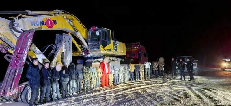  青海海西州公安铁腕行动，捣毁非法采矿窝点6处；当场抓获涉案人员122名。 新闻