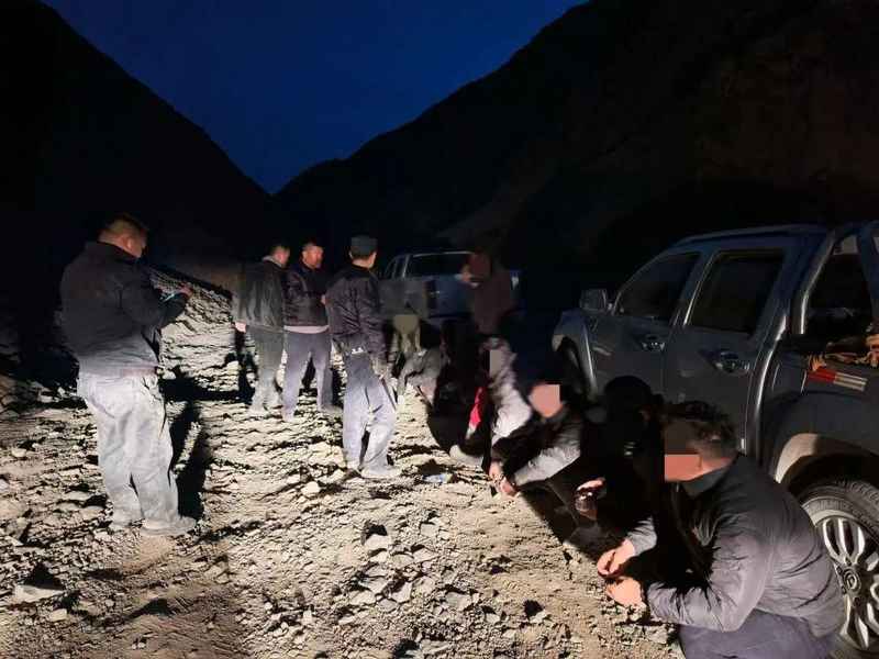  青海海西州公安铁腕行动，捣毁非法采矿窝点6处；当场抓获涉案人员122名。 新闻