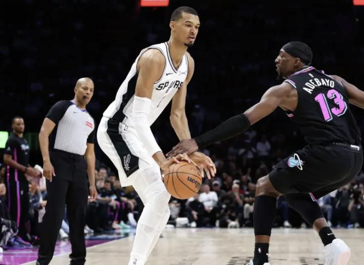  马刺客胜热火后；文班亚马强调脚踏实地；季后赛之路仍需谨慎前行。 体育新闻