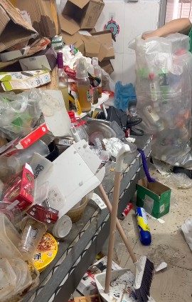  广东珠海出租屋惊现垃圾山；房东清理两车废品后无奈自认损失；租客两年半入住已退租离去。 房产家居