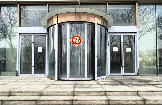  波浪楼物业费欠缴事件曝光；核心区独特建筑面临维护难题；各方权益平衡成关键。 房产家居