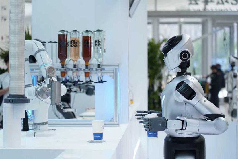  机器人真的能像人一样协作吗？深度解析具身智能的协同进化之路 IT技术