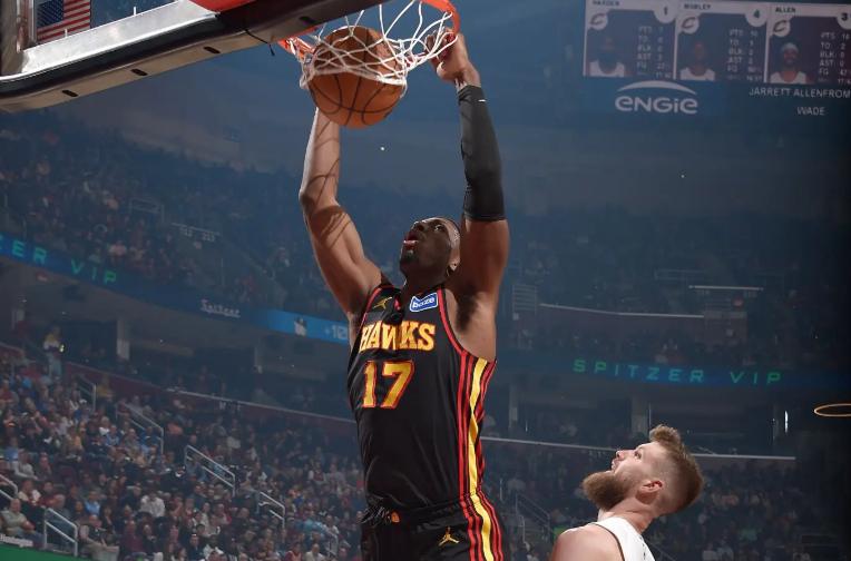  被撕碎的内线屏障：一场比赛暴露的成长之痛与破局启示 体育新闻